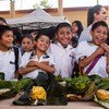 Crianças em escolas de Sierra Gorda, Querétaro, México, aprendem a respeitar o meio ambiente em uma sala de aula enquanto saboreiam alguns alimentos produzidos localmente.