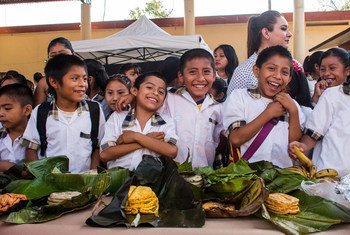 Crianças em escolas de Sierra Gorda, Querétaro, México, aprendem a respeitar o meio ambiente em uma sala de aula enquanto saboreiam alguns alimentos produzidos localmente.