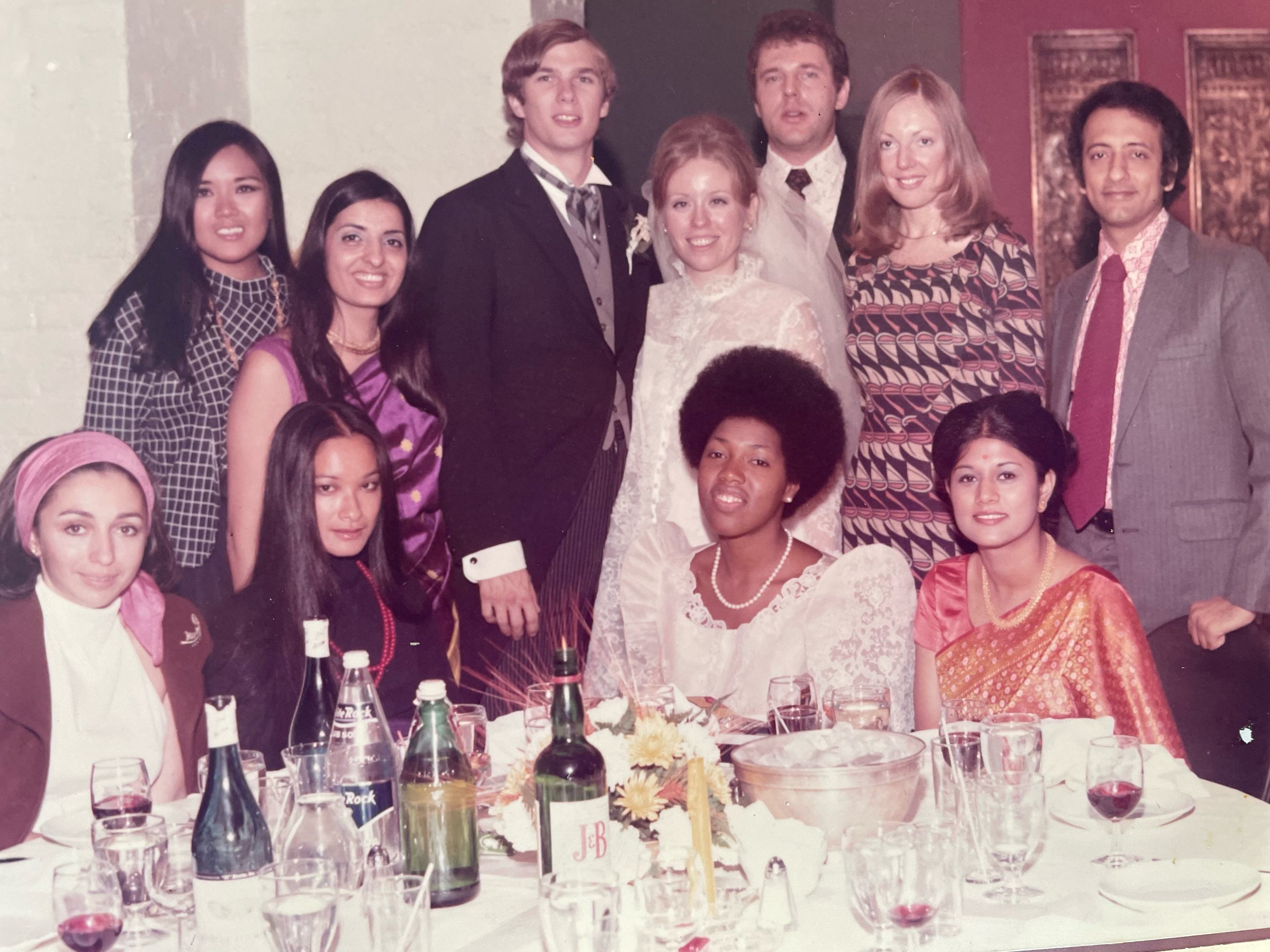 艾伦与劳伦斯于1972年成婚，当时艾伦的联合国讲解员同事前来庆贺。
