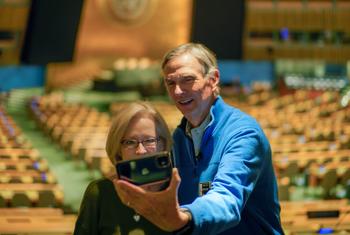 结束参观后，安德森夫妇在联合国大会会议厅合影留念。