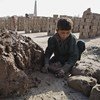 अफ़ग़ानिस्तान के नांगरहार प्रान्त में ईंट के एक भट्टे पर काम करता 7 साल का एक बच्चा. बाल मज़दूरी भी समाकालीन दासता का एक रूप है.