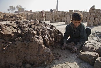 अफ़ग़ानिस्तान के नांगरहार प्रान्त में ईंट के एक भट्टे पर काम करता 7 साल का एक बच्चा. बाल मज़दूरी भी समाकालीन दासता का एक रूप है.