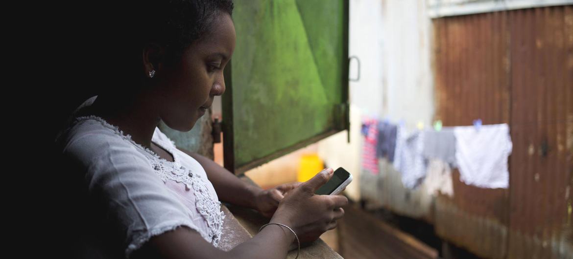 Unicef colabora com empresas de tecnologia para tornar os produtos digitais mais seguros para as crianças.