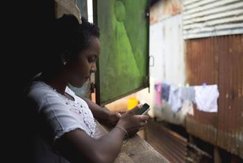 L'UNICEF collabore avec des entreprises technologiques pour rendre les produits numériques plus sûrs pour les enfants.