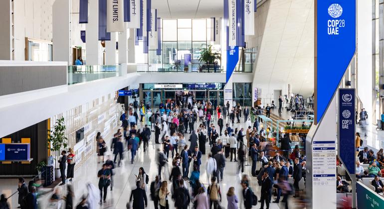 Les participants à la réunion COP28 traversent le site de l'Expo City de Dubaï.