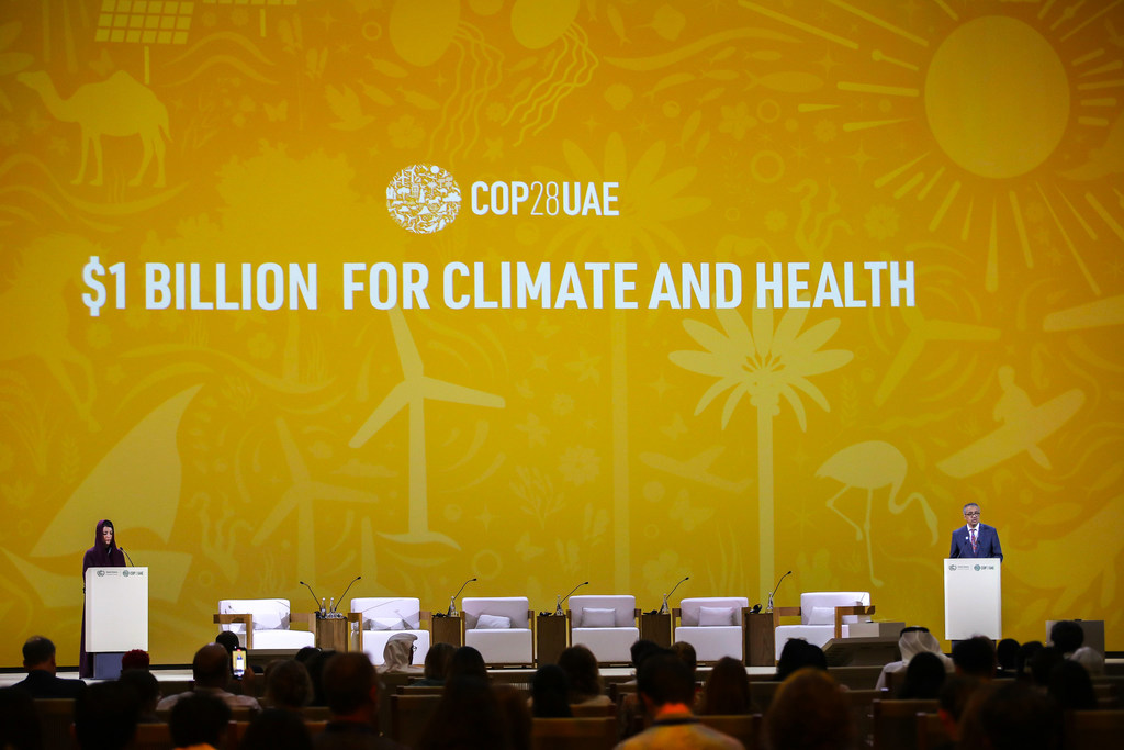 Reem bint Ibrahim Al Hashimi y el Dr. Tedros Adhanom Ghebreyesus intervienen en una sesión sobre salud durante la Conferencia sobre el Cambio Climático COP28 en el Teatro Al Waha de Expo City Dubai.