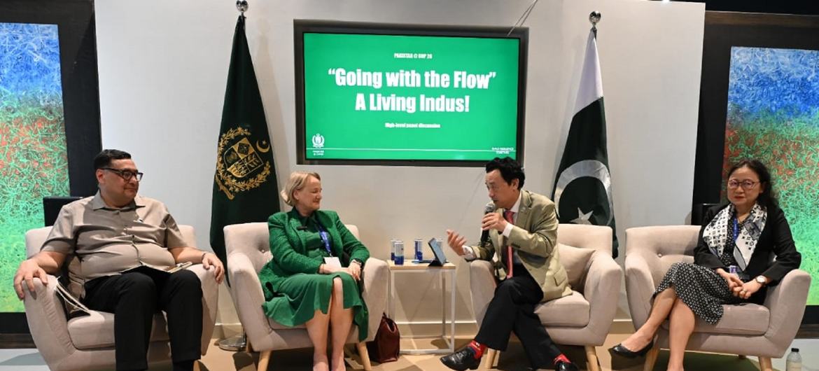 اقوام متحدہ کے ادارہ خوراک و زراعت (ایف اے او) کے ڈائریکٹر جنرل کو ڈونگ یو ’لیونگ انڈس‘ منصوبے پر بات کر رہے ہیں جبکہ ورلڈ وائڈ فنڈ فار نیچر (ڈبلیو ڈبلیو ایف) کے صدر عادل نجم، انٹرنیشنل واٹر مینجمنٹ انسٹیٹیوٹ کی ڈپٹی ڈائریکٹر جنرل ریچل میکڈونل اور ایشیائ…