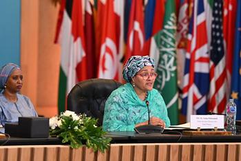 اقوام متحدہ کی نائب سربراہ امینہ محمد غزہ میں انسانی امداد کی فراہمی کے لیے مصر کے دارالحکومت قاہرہ میں منعقدہ وزارتی اجلاس سے خطاب کر رہی ہیں۔