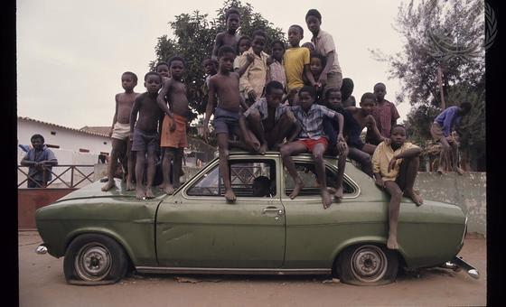 Um carro abandonado por um português que estava partindo foi transformado em brinquedo pelas crianças de Luanda em julho de 1975