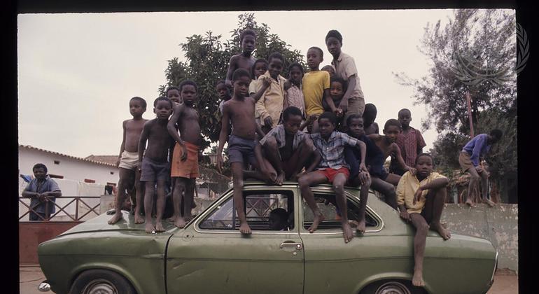 Um carro abandonado por um português que estava partindo foi transformado em brinquedo pelas crianças de Luanda em julho de 1975