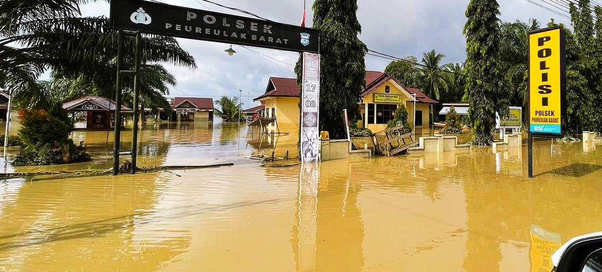 انڈونیشیا کا ایک شہر سیلاب میں ڈوبا ہوا ہے۔