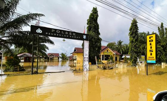 المياه تغمر مركز المدينة في آتشيه بإندونيسيا.