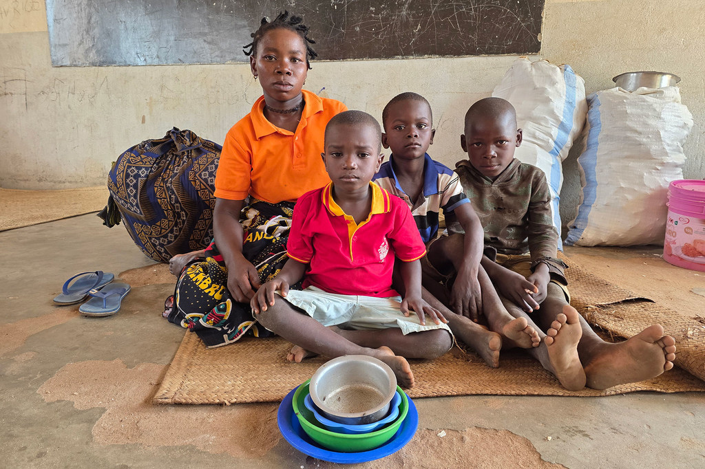 Mama na wavulana watatu wakiwa wamejihifadhi darasani baada ya kukimbia vurugu kaskazini mwa Msumbiji.