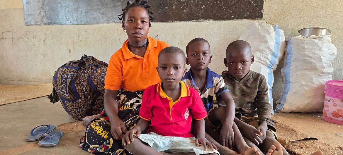 Une mère et ses trois garçons trouvent refuge dans une salle de classe après avoir fui les violences dans le nord du Mozambique.