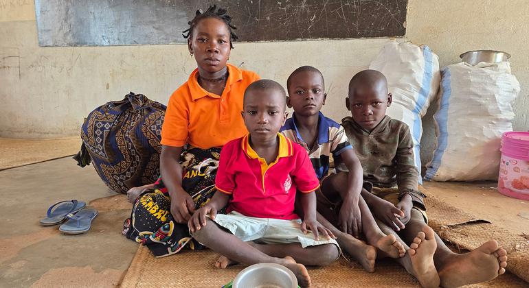 Mama na wavulana watatu wakiwa wamejihifadhi darasani baada ya kukimbia vurugu kaskazini mwa Msumbiji.