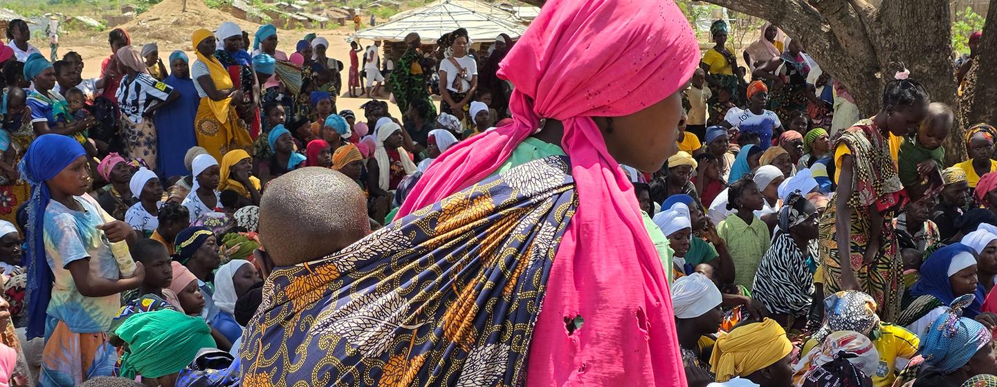Des familles se rassemblent dans la province de Nampula, au nord du Mozambique, après avoir fui les violences.