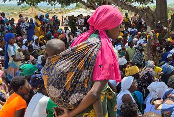 Des familles se rassemblent dans la province de Nampula, au nord du Mozambique, après avoir fui les violences.