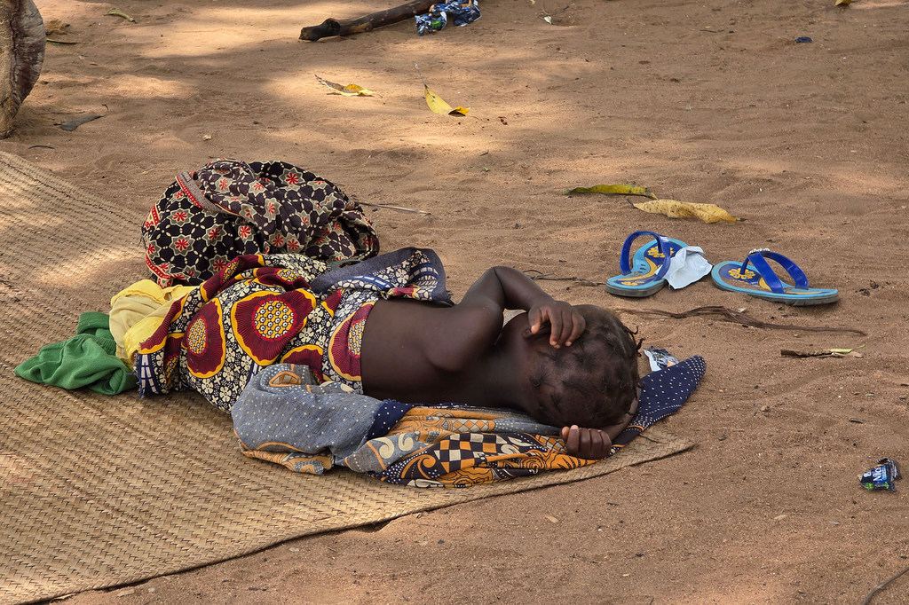 Mtoto ambaye familia yake ilikimbia ghasia kaskazini mwa Msumbiji amepumzika kwenye eneo la watu waliokimbia makazi yao.