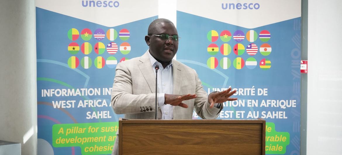 Michel Kenmoe, chef du secteur Communication et information au Bureau de l’UNESCO à Dakar, présente les principales conclusions de la Conférence de Praia sur l’intégrité de l’information en Afrique de l’Ouest et au Sahel.