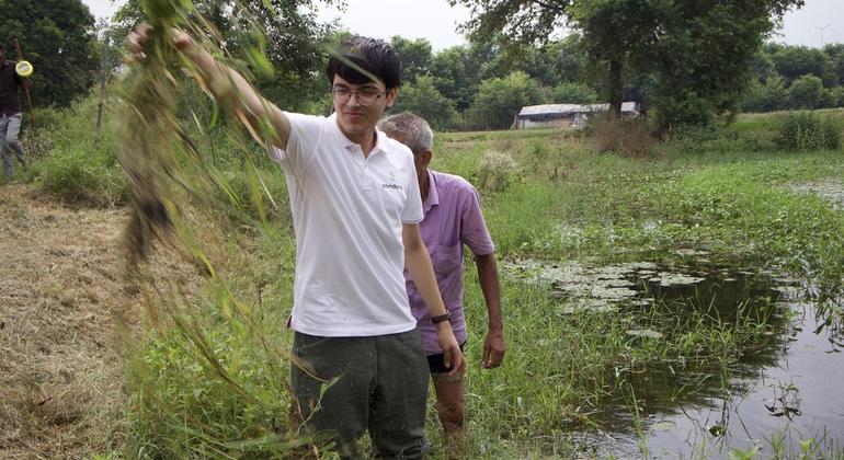 दिल्ली क्षेत्र में पले-बढ़े देव करन ने तपती गर्मियाँ, तेज़ी से घटता भूजल, और सुरक्षित पीने के पानी के लिए जूझते गाँवों की कठिनाइयाँ अपनी आँखों से देखी थीं.