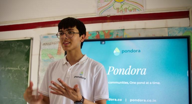 देव करन, समुदायों को अहम जल-स्रोतों को बचाने व टिकाऊ जल प्रबंधन के बारे में जागरूक करते हैं. 