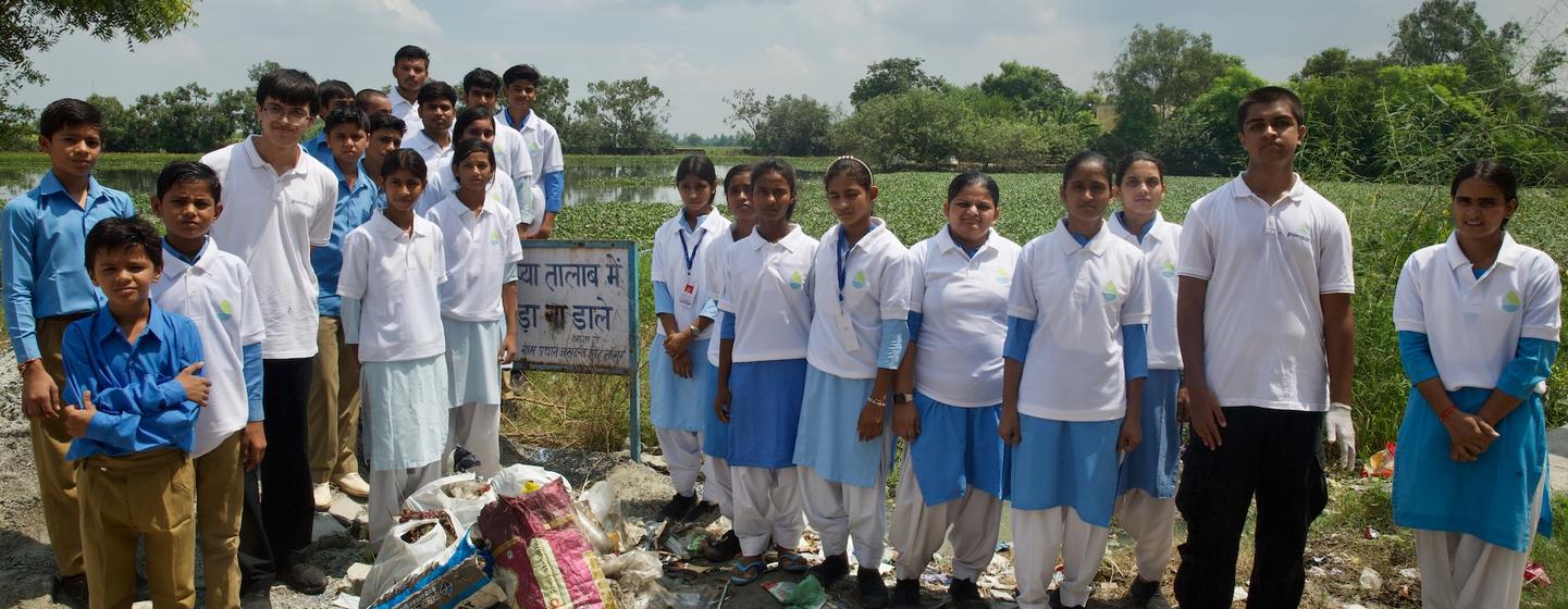 'पाँडोरा की प्रमुख पहलों में से एक है 'पाँड एम्बैसडर कार्यक्रम', जिसके तहत छात्रों को किसी एक तालाब को “गोद लेने” और उसकी नियमित निगरानी व देखभाल का प्रशिक्षण दिया जाता है.