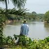 Un campesino mira el río Aguán, cerca de la cooperativa.
