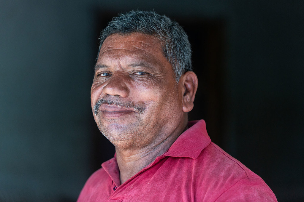 Retrato de un hombre con bigote que viste una camisa roja, identificado como el defensor de los derechos humanos Celedonio Ramírez en Tocoa, Honduras.
