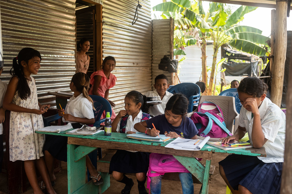 Niños estudian en un aula de una escuela en la Cooperativa Brisas del Aguán, Tocoa, Honduras.