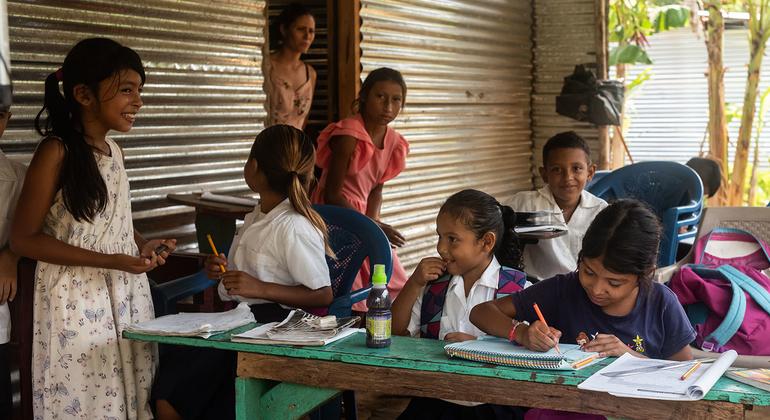 Los niños estudian en el aula única de la escuela de la cooperativa.