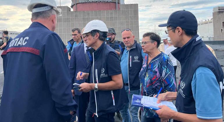 Direktur Jenderal IAEA Rafael Mariano Grossi (tengah) mengunjungi Pembangkit Listrik Tenaga Nuklir Zaporizhzhya di Ukraina.
