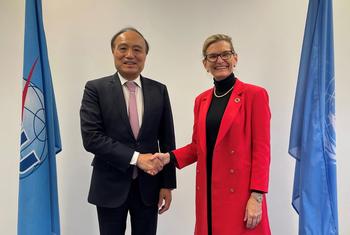 新任国际电信联盟秘书长伯格丹-马丁与前任秘书长赵厚麟。