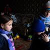 यूक्रेन के एक इलाक़ें में निवासी, अपने घर के एक मात्र गरम कमरे में एकत्र