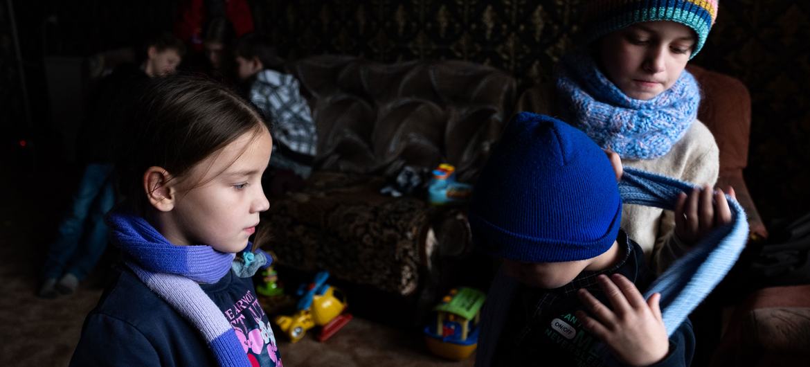 यूक्रेन के एक इलाक़ें में निवासी, अपने घर के एक मात्र गरम कमरे में एकत्र