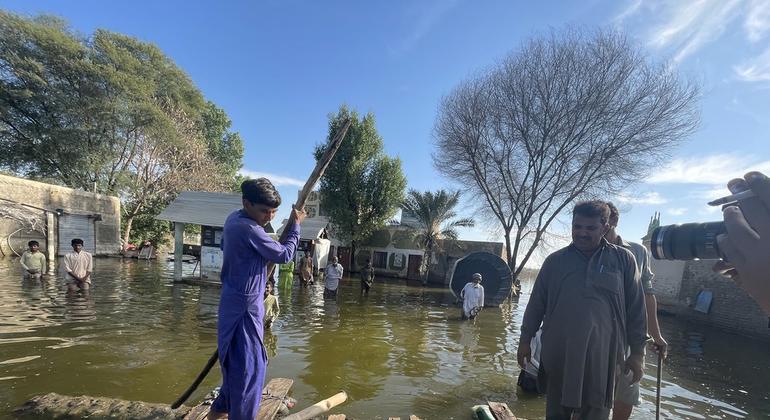 پاکستان کے سیلاب زدہ علاقے میں سے کئی اب بھی زیر آب ہیں۔
