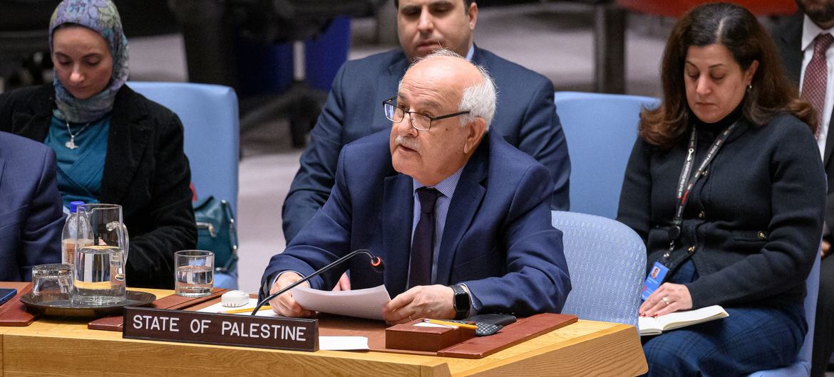 Riyad Mansour, Observateur permanent de l’État de Palestine, s’exprime lors d'une réunion du Conseil de sécurité sur la Palestine.