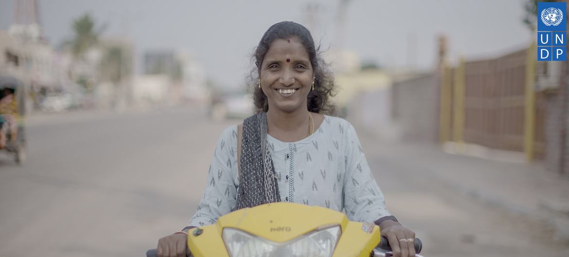 शशिकला, रायचूर में ड्राइविंग प्रशिक्षक हैं, और महिलाओं को स्कूटर चलाना सिखाती हैं.