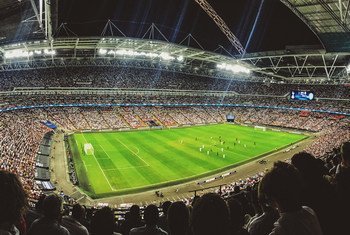 Des supporters regardant un match de football dans le stade de Wembley en Angleterre.