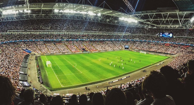 Aficionados al fútbol viendo un partido en el estadio de Wembley en Inglaterra.