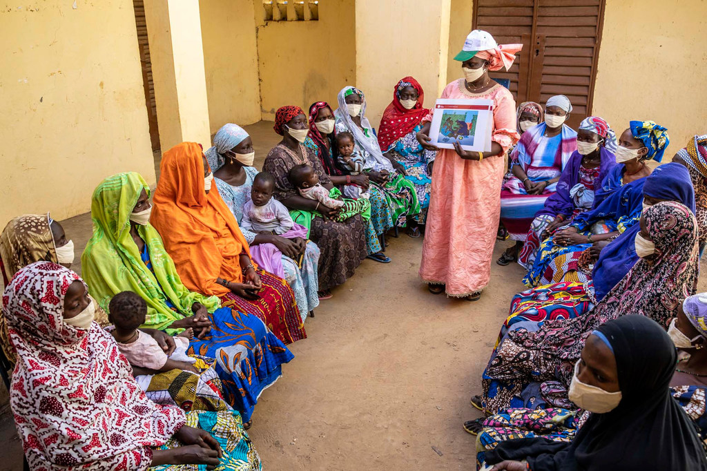 Une femme dirige un groupe de discussion au Mali, où elle sensibilise les filles et les femmes à toutes les formes de violence, y compris le mariage des enfants et les mutilations génitales féminines, afin de faire évoluer les comportements.
