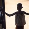 Une fillette de huit ans vivant dans un centre de secours pour les filles qui ont fui le mariage forcé et les mutilations génitales féminines (MGF).