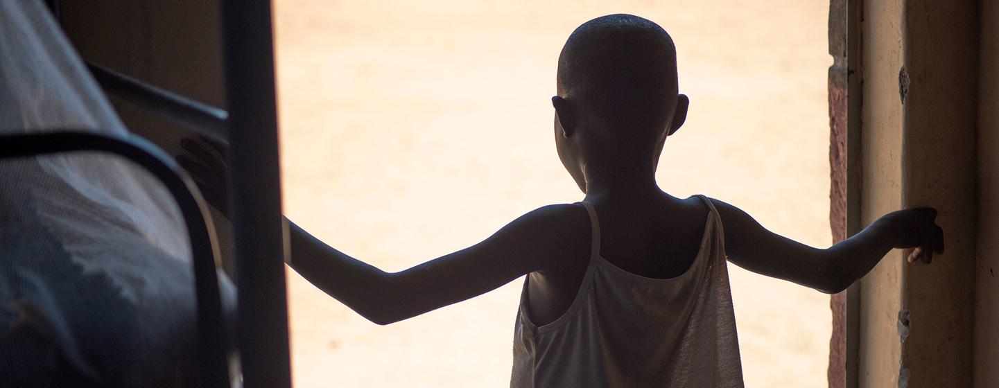 Une fillette de huit ans vivant dans un centre de secours pour les filles qui ont fui le mariage forcé et les mutilations génitales féminines (MGF).
