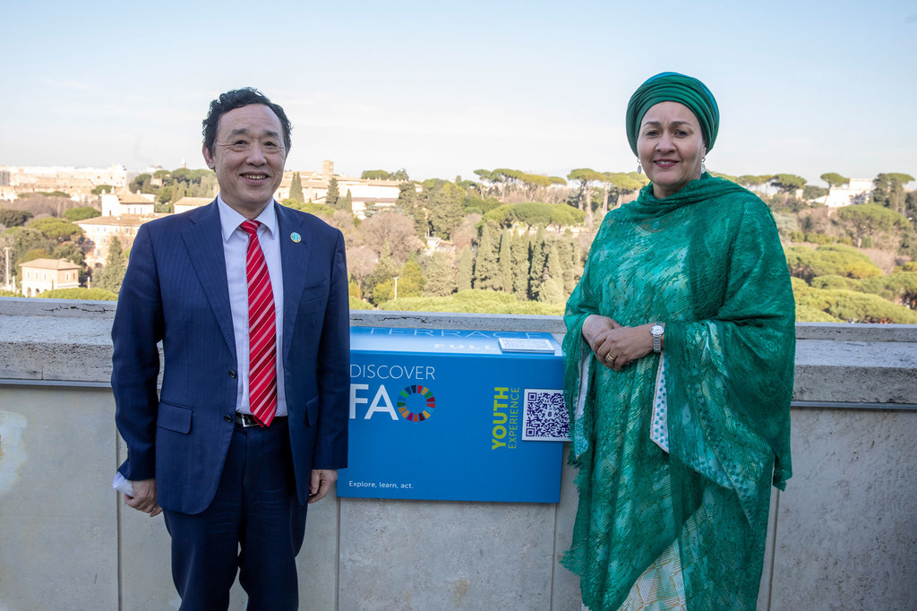 联合国常务副秘书长阿明娜·穆罕默德（右）与粮农组织总干事屈冬玉在罗马会面。