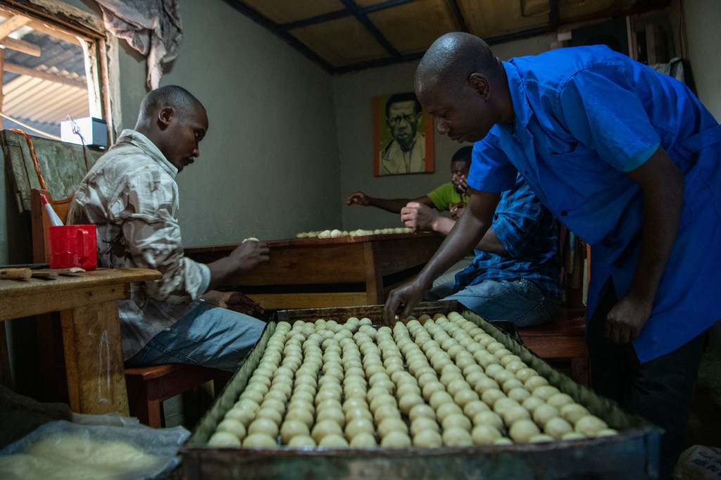 Cadet Kavugwa Shebulike, prépare des petits pains pour la cuisson au camp de réfugiés de Nyankanda au Burundi.