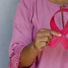 Una mujer sujeta un lazo rosa en conmemoración del Día contra el Cáncer de Mama.