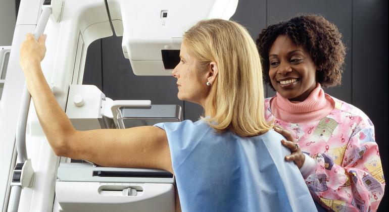 Las mamografías periódicas pueden ayudar a detectar el cáncer de mama en una fase temprana.