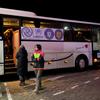 संयुक्त राष्ट्र द्वारा संचालित एक बस यूक्रेनी शरणार्थियों को, मोल्दोवा से रोमानिया ले जा रही है.
