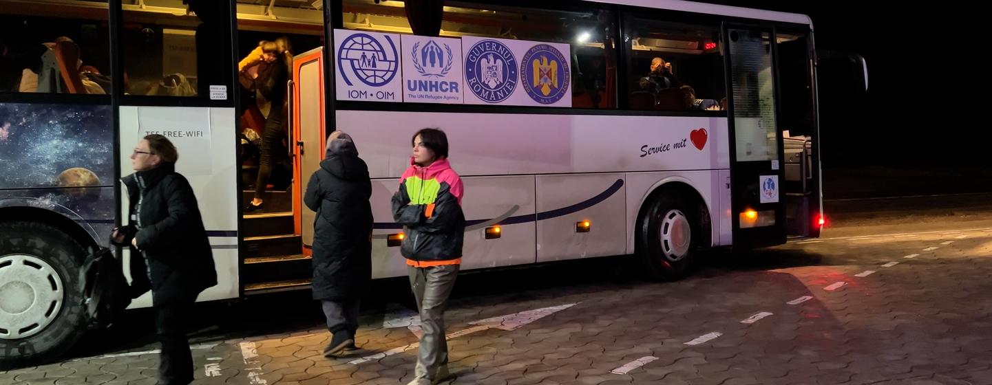 Un autobús de la ONU lleva a refugiados ucranianos de Moldavia a Rumania.