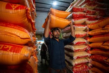 Un jornalero transportando un saco de arroz en Chittagong, Bangladesh.