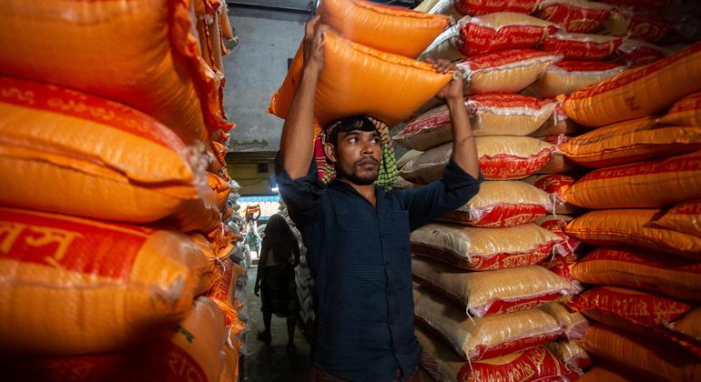 Un jornalero transportando un saco de arroz en Chittagong, Bangladesh.